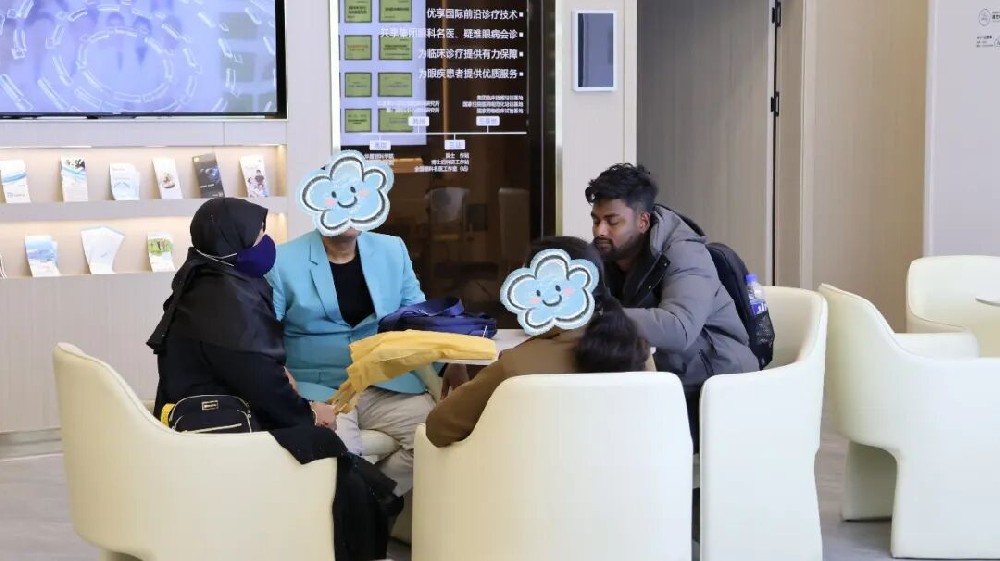 一双眼睛，两个度数：14岁女孩跨越千里求医的故事