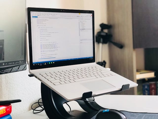 侧躺玩手机有多危险？求你了看到这给我爬起来！